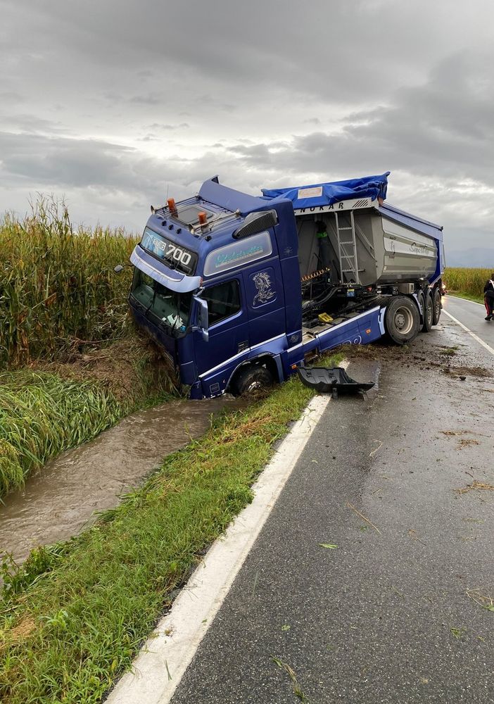 Camion esce di strada sulla Provinciale tra Vigone e Macello