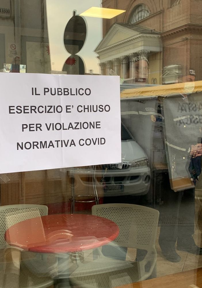 Uno dei cartelli affissi stamattina sulla vetrine del Charlie Bar di Vigone
