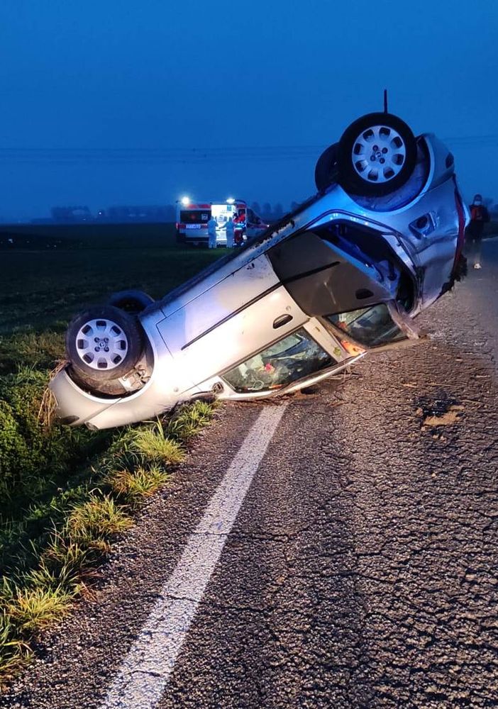 Un Fiat Punto si ribalta in via Virle a Vigone