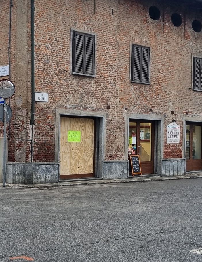 Il negozio colpito dall’auto stamattina