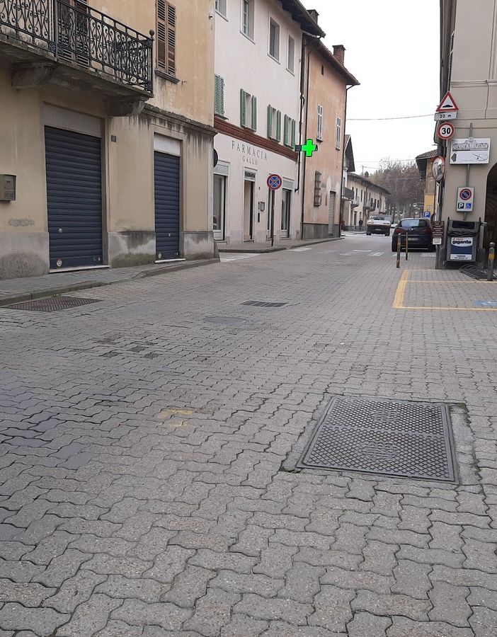 Primi giorni di zona rossa a Vigone: c’è chi viene da fuori per comprare batterie o luci di Natale
