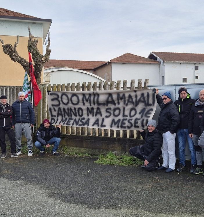 I lavoratori in presidio di fronte all’Aimaretti di Villafranca Piemonte