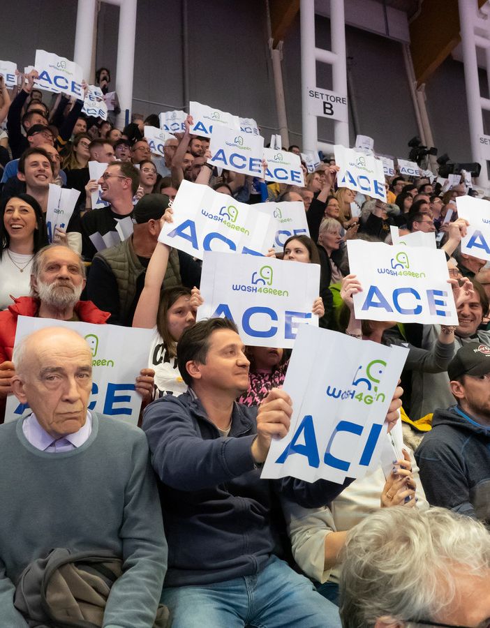Il tributo all’mvp Akrari (foto di Christian Bosio)
