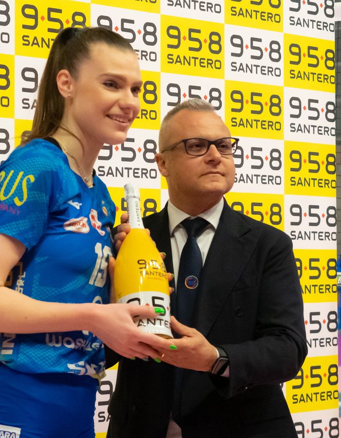 Ungureanu vicina a Cicchiello nella premiazione come mvp nella gara contro Bergamo (foto di Christian Bosio)