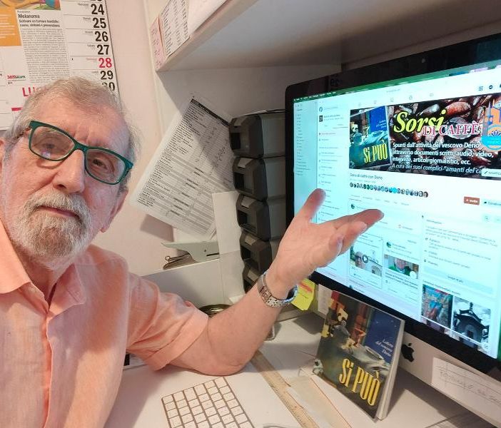 Enrico Berardo di fronte al gruppo creato per diffondere il messaggio del vescovo Derio Olivero