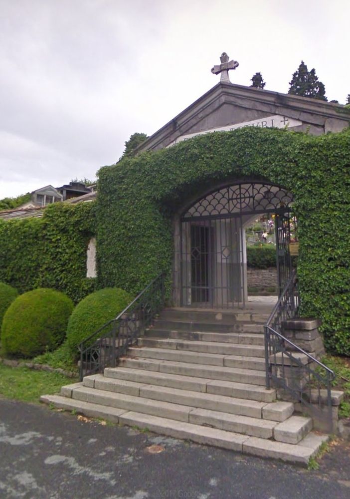 Vandali in azione al cimitero di Villar Perosa: staccata una lapide