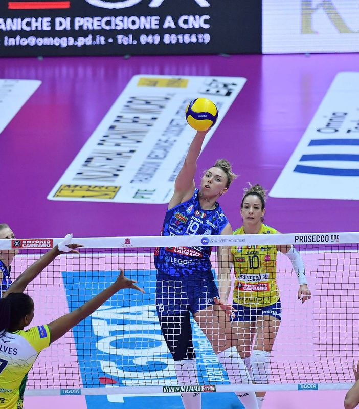 Attacco di Sarah Fahr (foto Lega Volley Femminile)