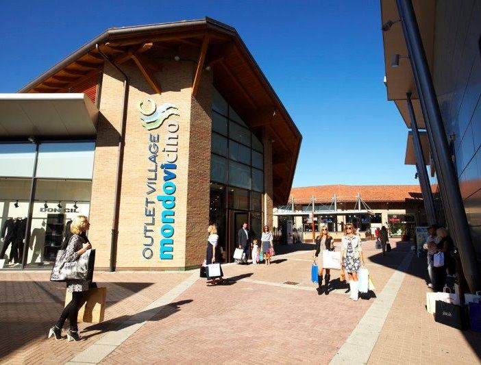 Mondovicino  Outlet Village: acrobazie, equilibrismi e la magia del fuoco