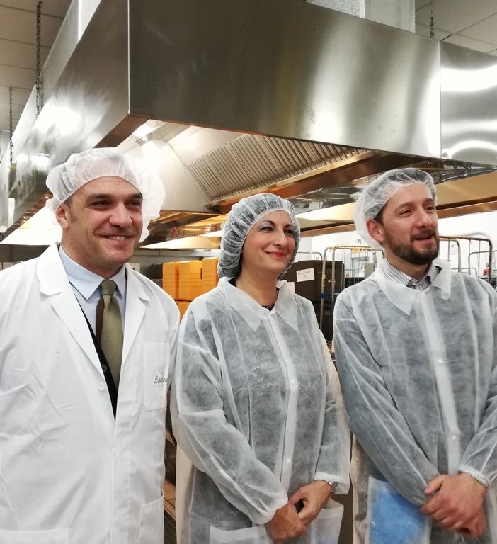 L'assessora all'istruzione visita i centri di cottura dei pasti della ristorazione scolastica