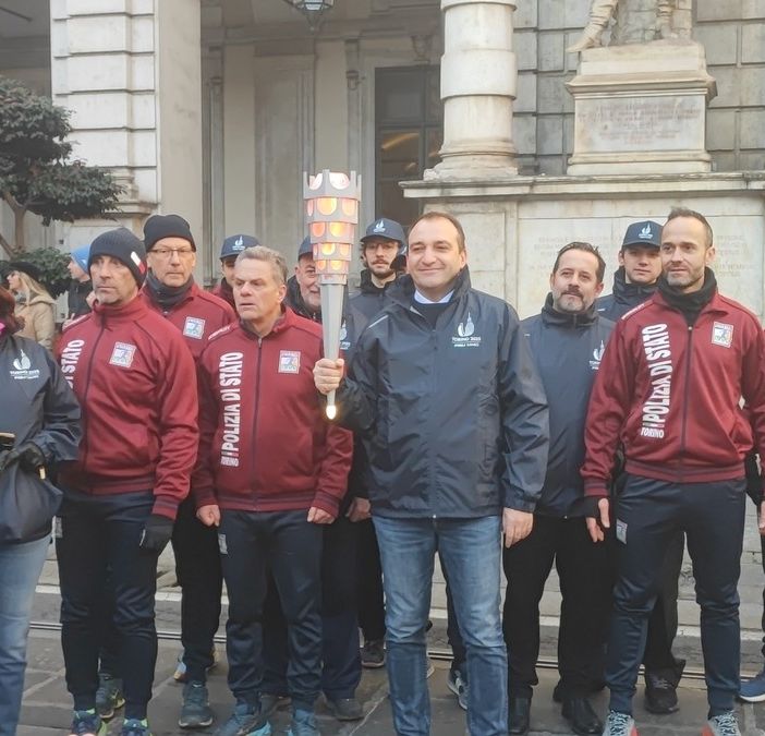 La fiaccola delle Universiadi ha attraversato la città portata dal sindaco Lo Russo