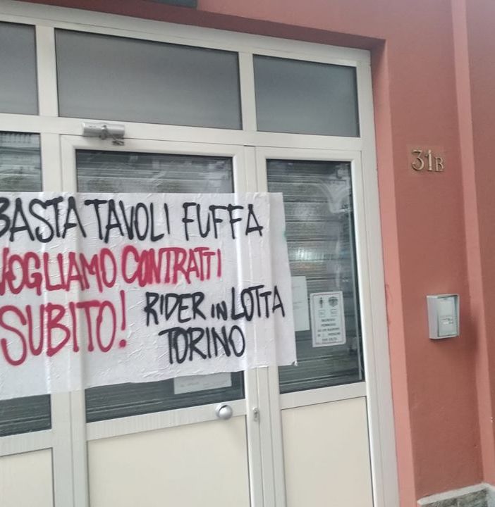Rider in protesta davanti alla sede Filt-Cgil: mattinata di tensione in via Sacchi