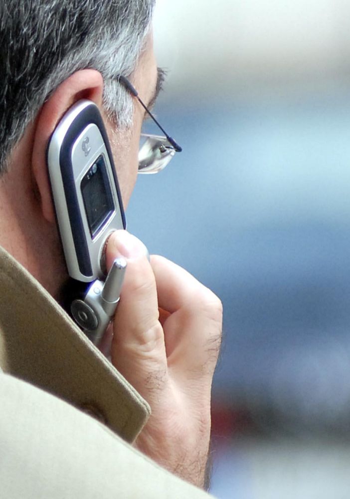 uomo al telefono uomo al telefono