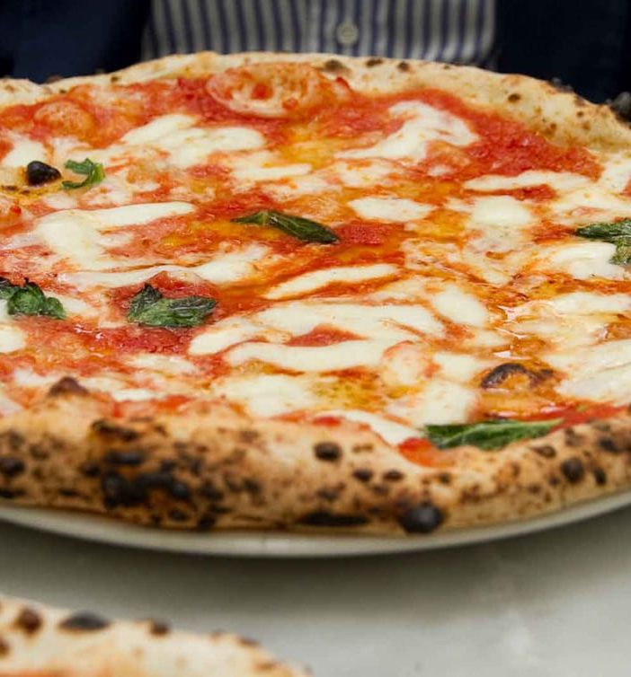 Pizza margherita servita in un piatto