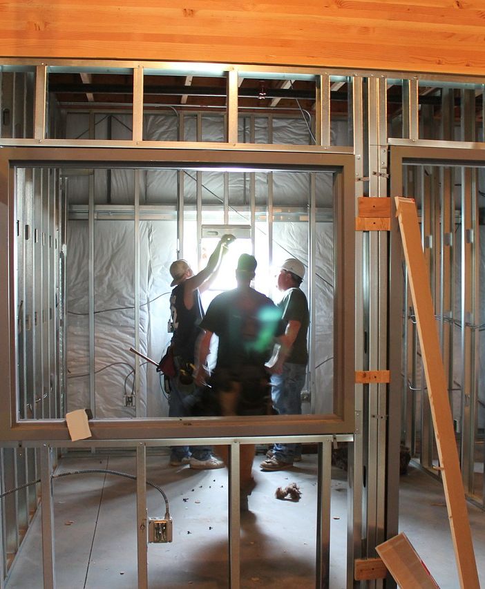muratori in azione in cantiere domestico