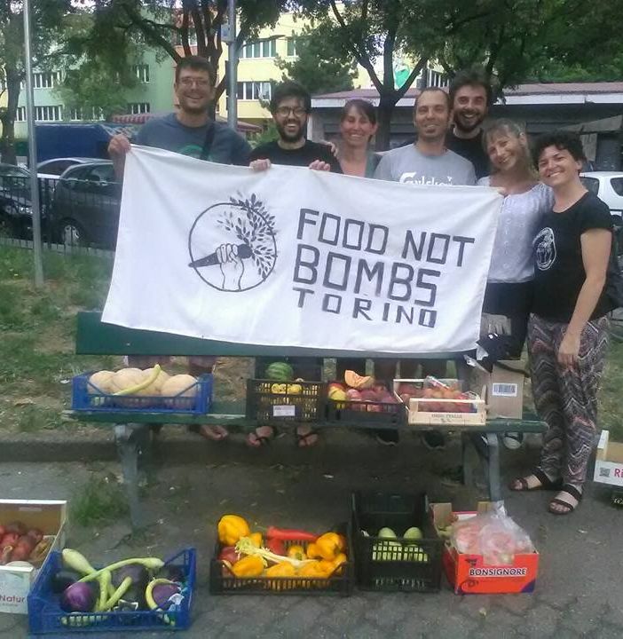 Torino, “Il cibo è un diritto”: oggi e domani Food not bombs organizza la raccolta ai mercati