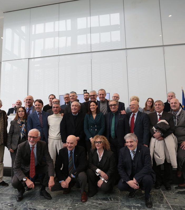 persone in gruppo in sala trasparenza grattacielo