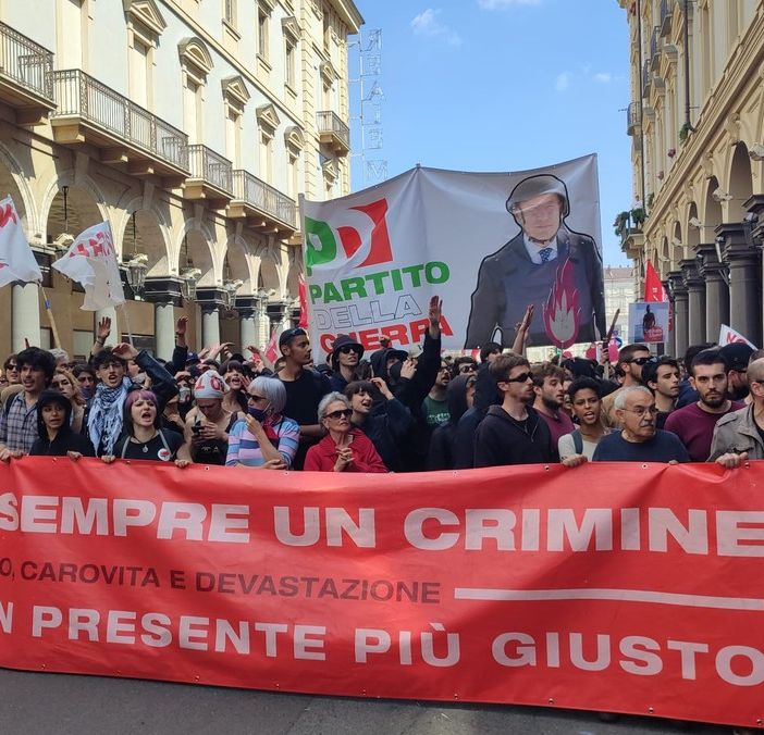 Il doppio 1° maggio di Torino: le cariche della polizia separano istituzioni, partiti e sindacati dalla contestazione Il doppio 1° maggio di Torino: le cariche della polizia separano istituzioni, partiti e sindacati dalla contestazione