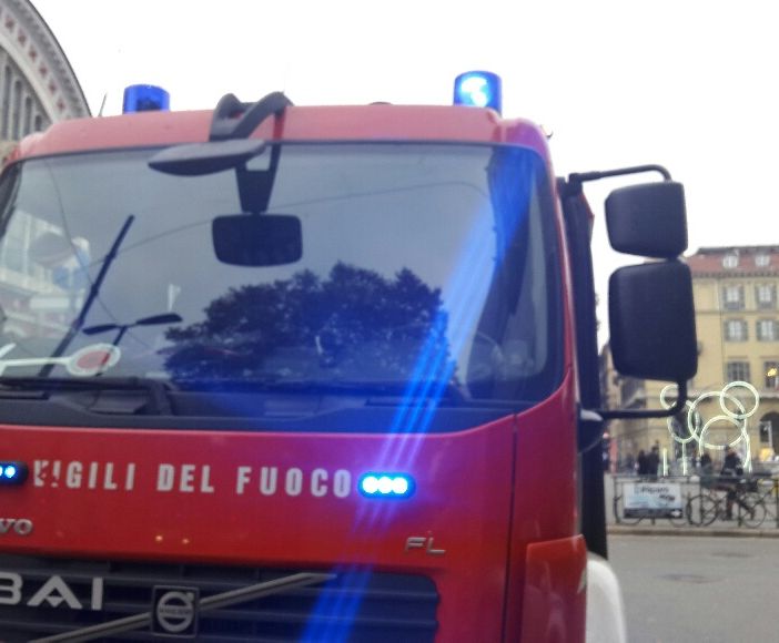 Colonna di fumo davanti a Porta Nuova: a fuoco materiale plastico