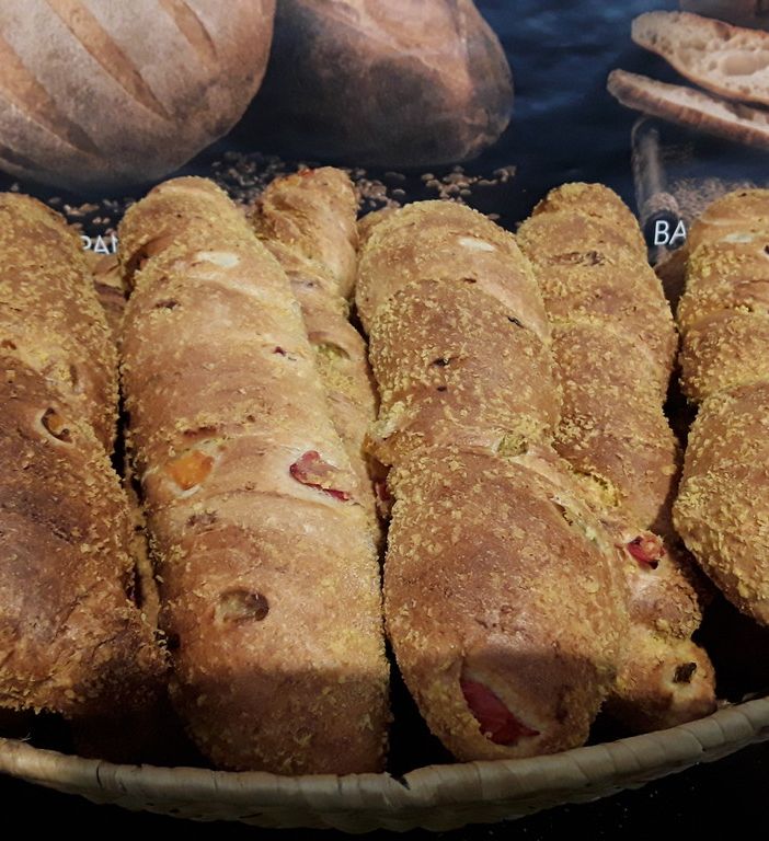 La bontà del pane e dei grissini al peperone