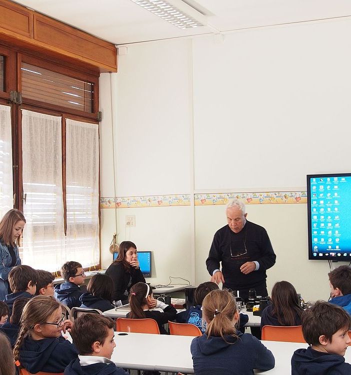 Chieri, alla scuola Sant'Anna di piazza Mazzini si studia fotografia in bianco e nero