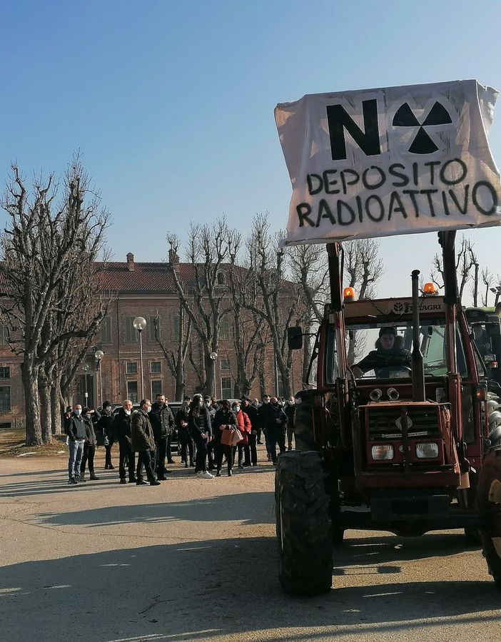 Trattori in parata contro il nucleare