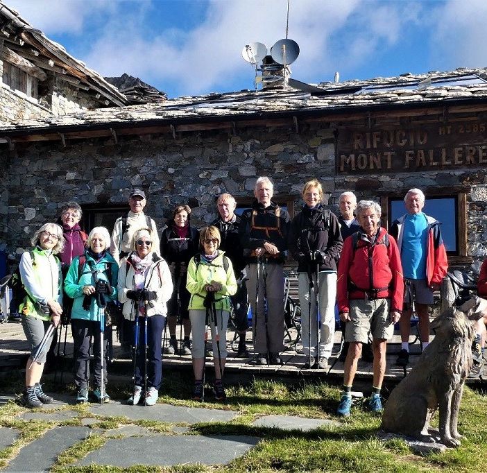 Persone che fanno trekking in una foto di gruppo