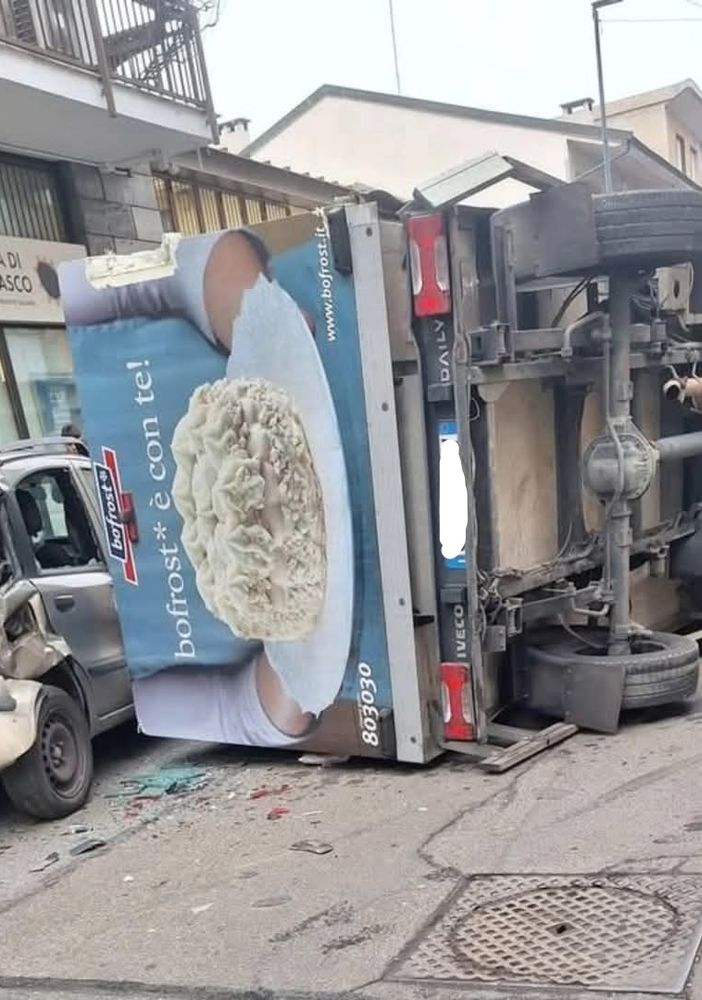 Camion finisce contro il tram 13 e si ribalta (foto di Federica Fulco)