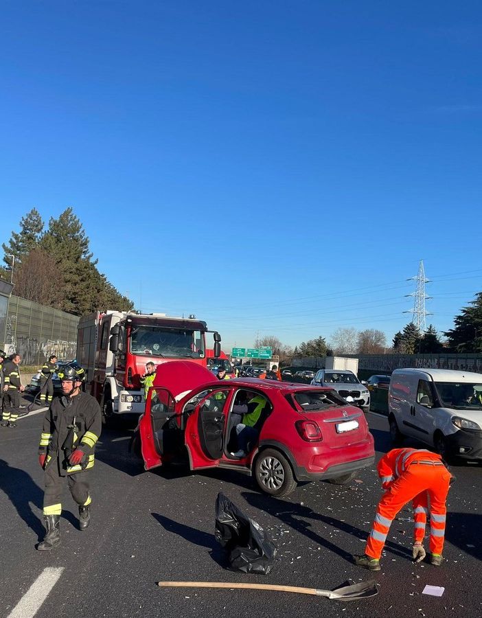 Scontro tra due veicoli in Tangenziale: forti disagi alla viabilità, tre feriti trasportati in ospedale