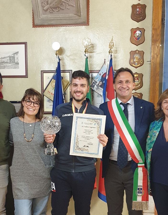 Andrea Ragonesi, campione del mondo di biliardo, festeggiato in Comune a Volpiano