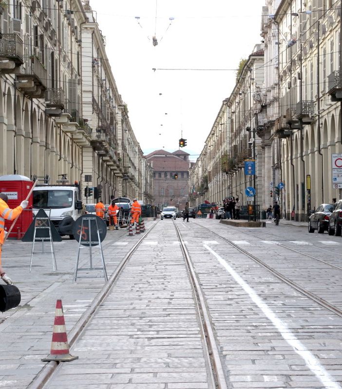 Gli ultimi ritocchi in via Po, dopo un anno di lavori - Foto Daniele Caponnetto