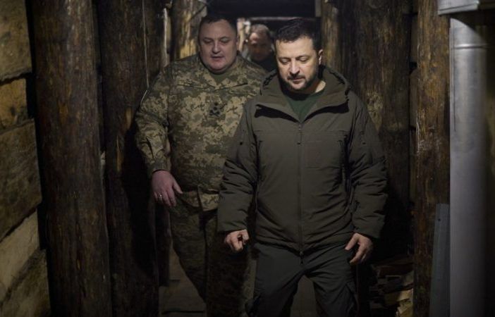 Chi va all’estero, poi non torna: Zelensky blocca le missioni culturali