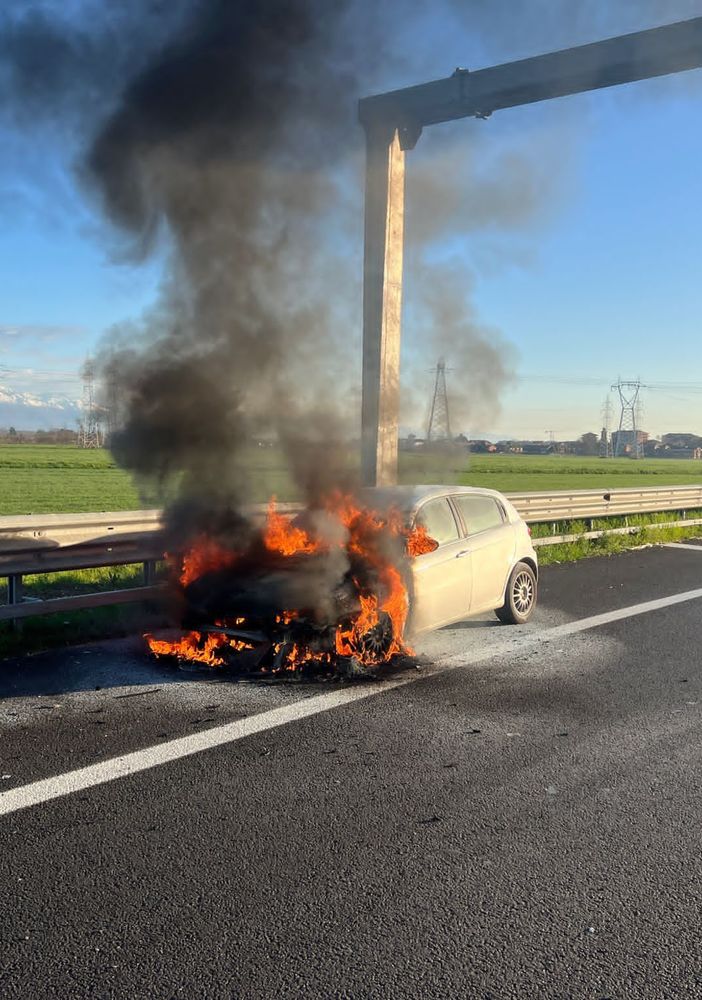 Auto in fiamme lungo la tangenziale di Torino