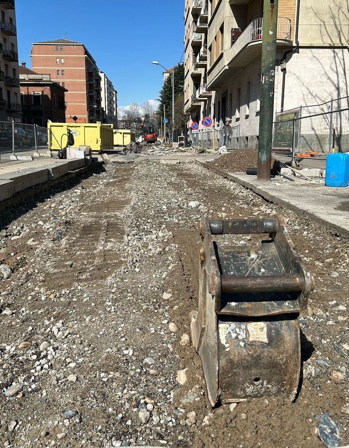 Il cantiere per la pista ciclabile in via Filadelfia