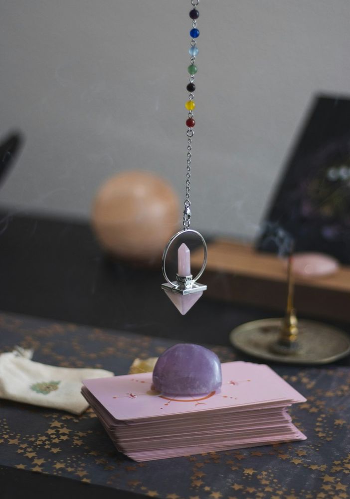 Cartomanzia, astrologia e rune: guida alla scelta del metodo giusto