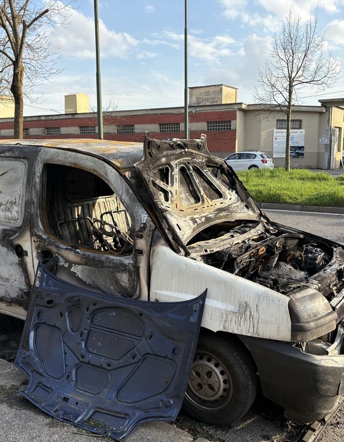 Il Doblo andato a fuoco in strada del Drosso