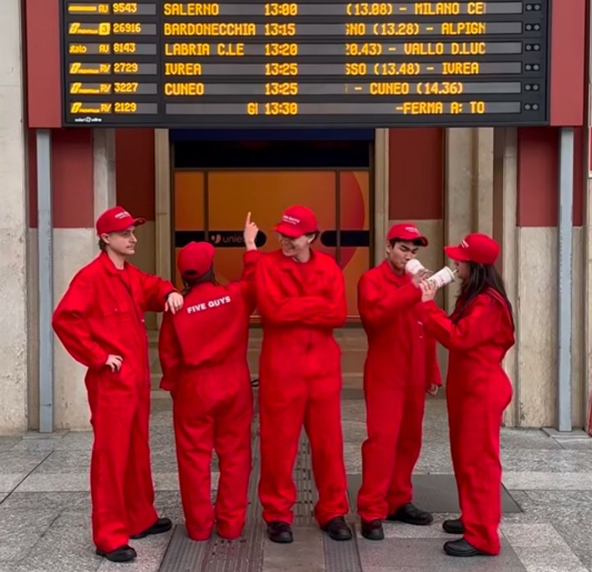 I lavoratori Five Guys davanti al tabellone di Porta Nuova