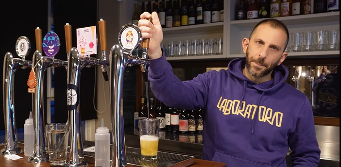 Franchino Er Criminale dietro il bancone del locale