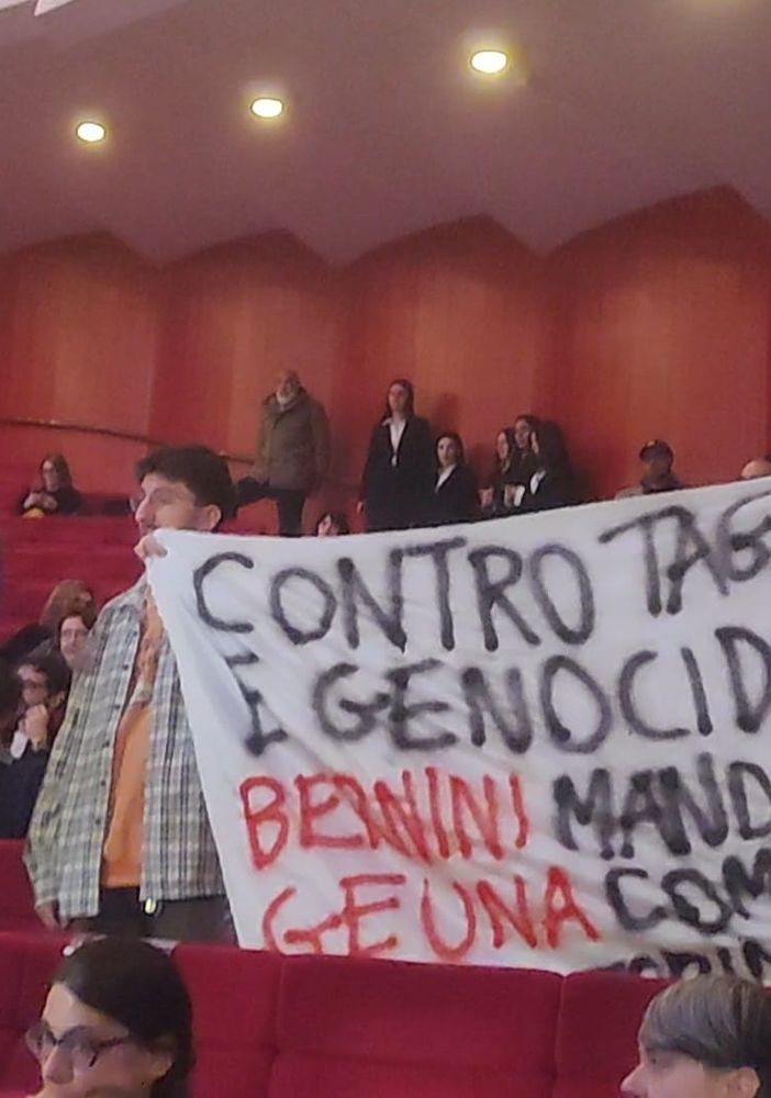 Il momento della contestazione all'interno del Teatro Regio