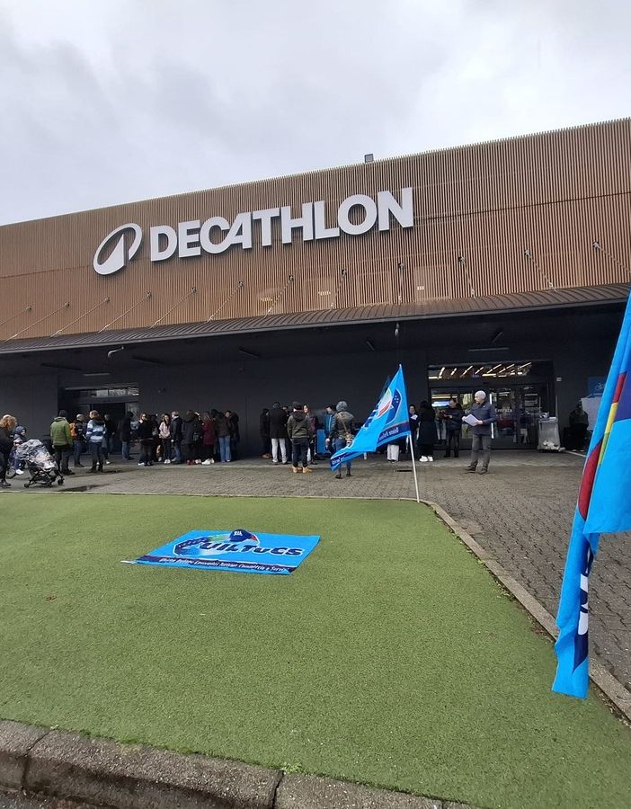Presidio davanti al punto vendita Decathlon di Grugliasco