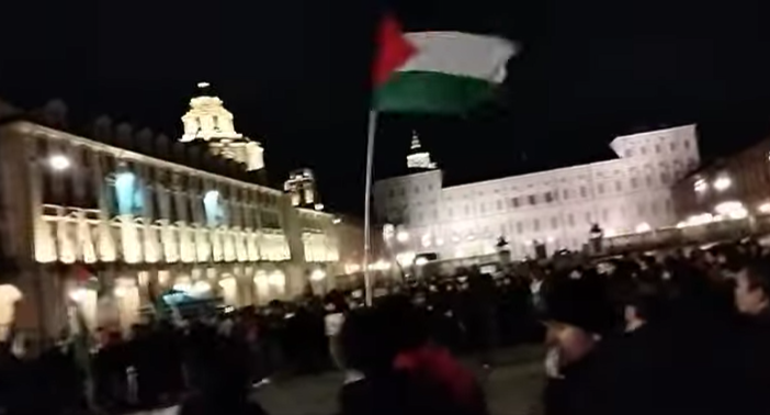 Manifestazione in piazza Castello a favore della Palestina