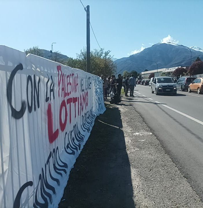 Manifestazione contro le armi e la guerra davanti alla Collins Aerospace a Luserna San Giovanni [VIDEO]