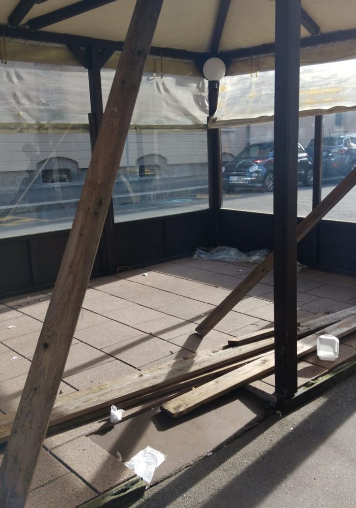 Dehors trasformati in dormitori, marciapiedi latrine e camper ovunque