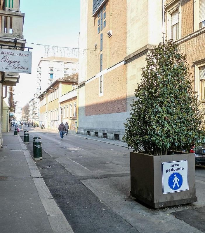 Area pedonale di via Vibò, a borgo Vittoria