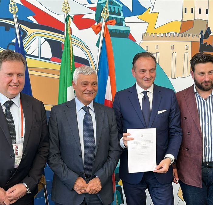 Il momento della firma al Grattacielo della Regione