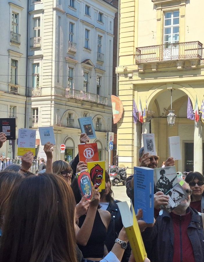 Flash mob dei librai davanti al Comune di Torino