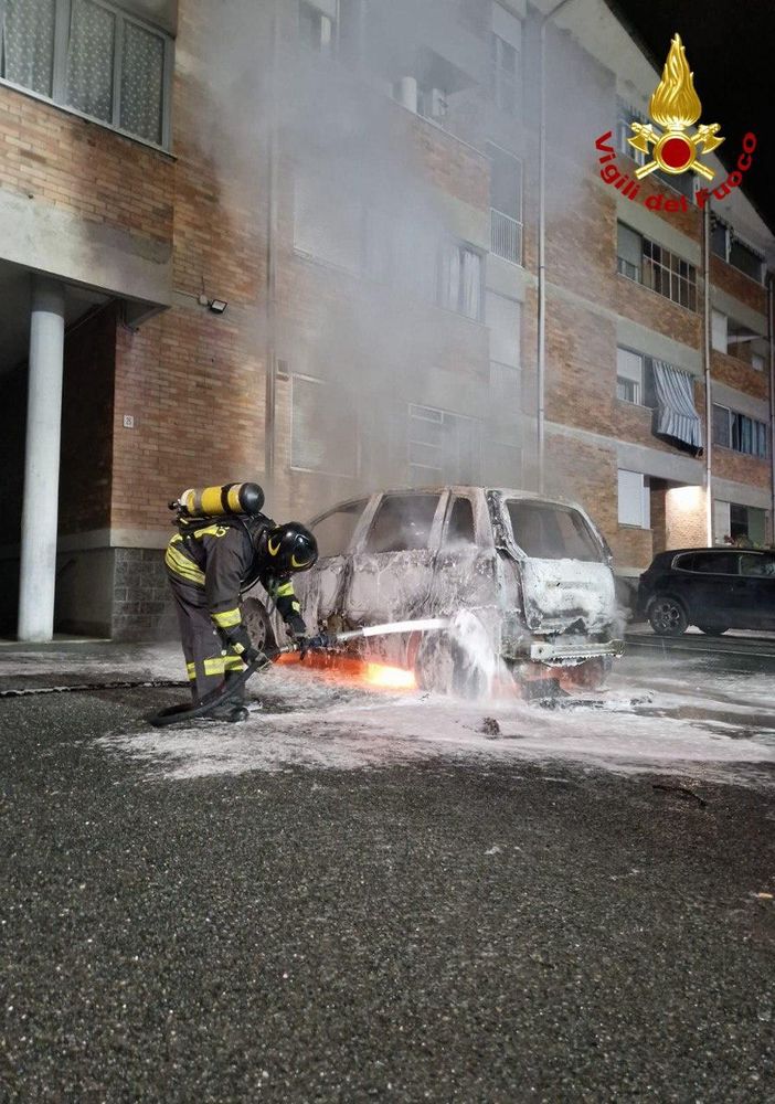Incendio per un'auto a gpl a Settimo Torinese