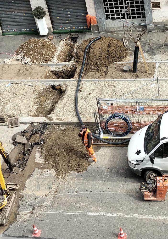 Nuovo scavo lungo la ciclabile appena conclusa in via Filadelfia