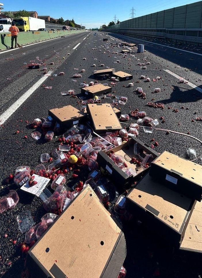 Camion perde il suo carico di frutta, tra Rivoli e Collegno: code lunghissime in tangenziale