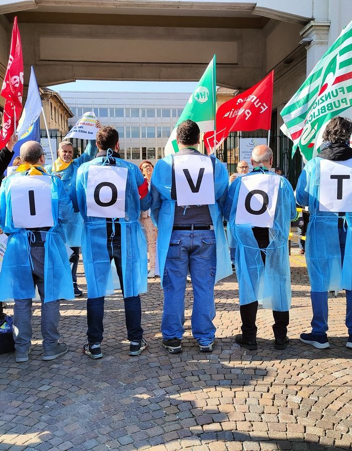 Un momento del flash mob davanti alla Città della Salute