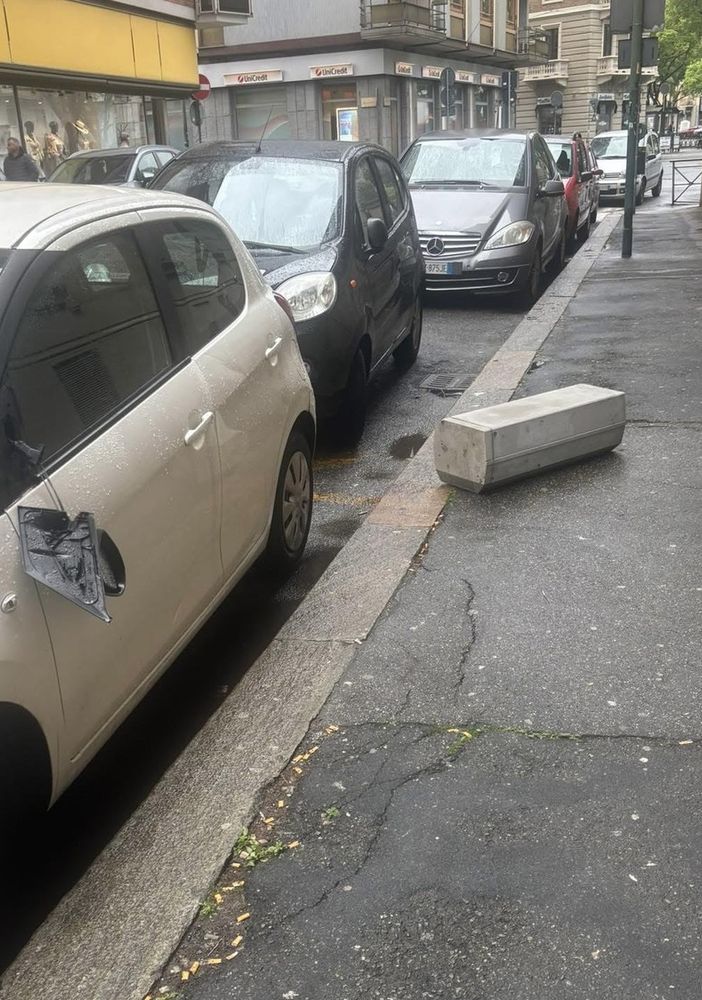 Nuovi episodi vandalici ai danni delle auto parcheggiate (Foto da Facebook)
